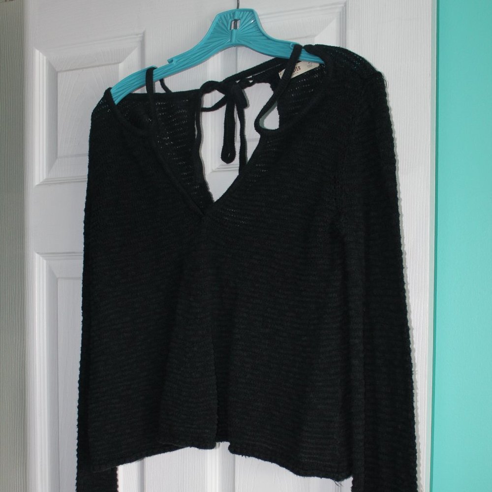 Hollister Black Long Sleeved Very Light weight sweater ties in Back Size Small